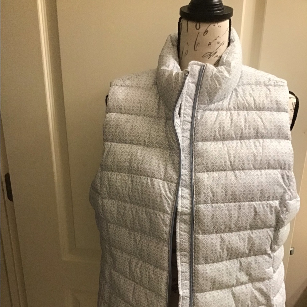 Sz L silvery white GAP puffer vest